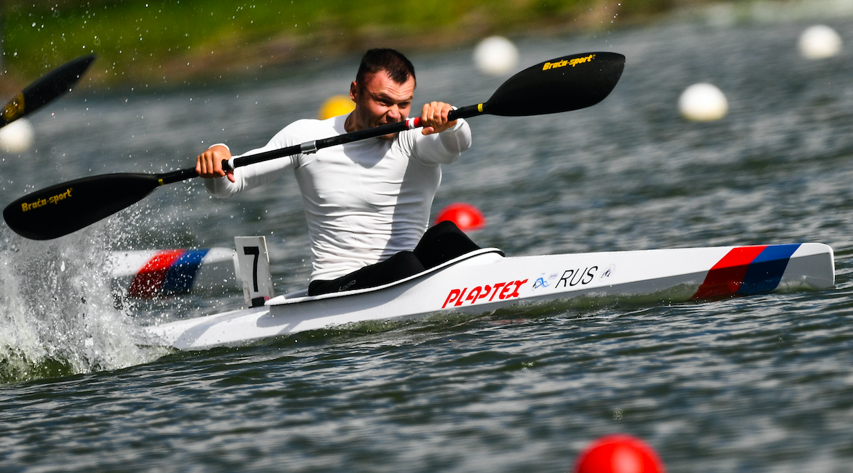Российский спортсмен Леонид Крылов во время соревнований в гребле на байдарке