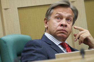 Член комитета Совета Федерации РФ по обороне и безопасности Алексей Пушков на заседании Совета Федерации РФ