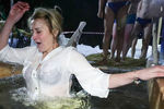 Женщина во время крещенских купаний на озере Медвежье в Новосибирске