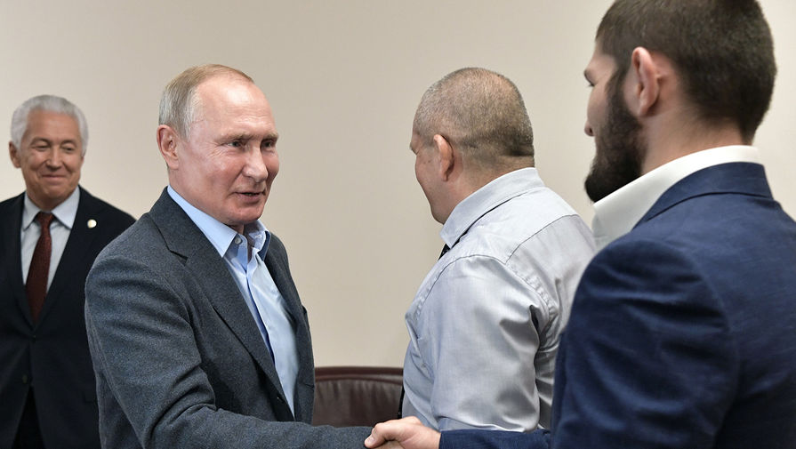 Президент России Владимир Путин и чемпион абсолютного бойцовского чемпионата (UFC) в легком весе Хабиб Нурмагомедов во время встречи, 2019 год