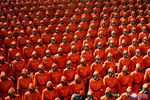 Марширующий отряд в оранжевых защитных костюмах на параде на площади Ким Ир Сена в Пхеньяне, 2021 год