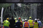 Официальные лица, включая министра транспорта США Пита Буттиджига, осматривают место обрушения надземного участка межштатной автомагистрали 95 в Филадельфии, 13 июня 2023 года