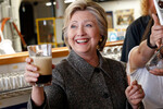 Кандидат в президенты от Демократической партии Хиллари Клинтон с бокалом пива во время экскурсии по пивоварне на Перл-стрит в Ла-Кроссе, штат Висконсин, США, 2016 год