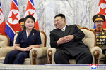 Лидер Северной Кореи Ким Чен Ын с дочерью Ли Соль Чжу на военном параде, посвященном 75-летию основания Корейской Народно-Демократической Республики, который проходит в Пхеньяне, 8 сентября 2023 года