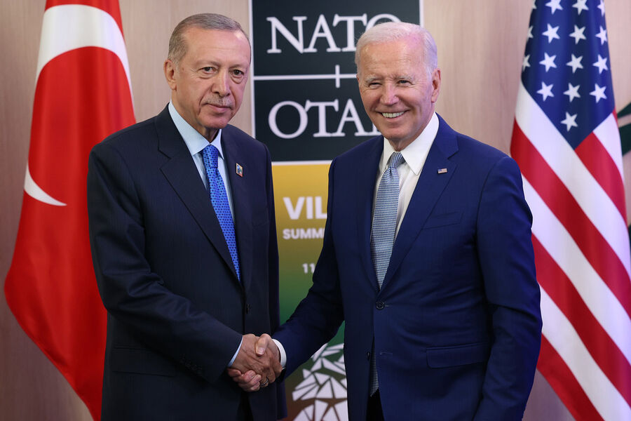 Реджеп Тайип Эрдоган и Джо Байден на полях саммита глав государств и правительств стран-членов НАТО в Вильнюсе, Литва, 11 июля 2023 года