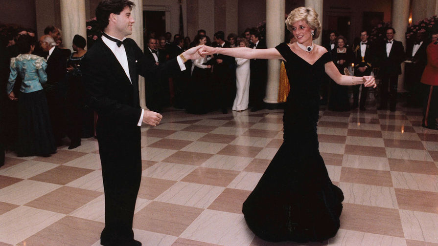 Принцесса Диана во время танца с актером Джоном Траволтой на ужине в Белом доме, 1985 год