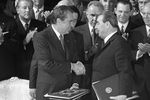 Президент США Ричард Никсон и генсек ЦК КПСС Леонид Брежнев во время подписания Договора об ограничении стратегических вооружений, 26 мая 1972 года
