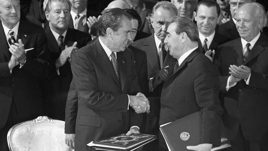 Президент США Ричард Никсон и генсек ЦК КПСС Леонид Брежнев во время подписания Договора об ограничении стратегических вооружений, 26 мая 1972 года