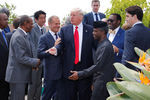 Председатель Европейского совета Дональд Туск, президента США Дональд Трамп, японский премьер-министр Синдзо Абэ и канадский премьер-министр Джастин Трюдо на совместной фотосессии с африканскими лидерами после окончания расширенного заседания на саммите G7 в Таормине, Сицилия, Италия, 27 мая 2017