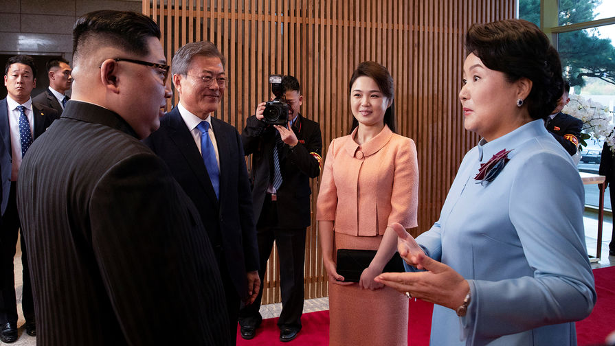Лидеры КНДР и Южной Кореи Ким Чен Ын и Мун Джэин, и первые леди Ли Соль Чжу и Ким Джонсук во время встречи в&nbsp;демилитаризованной зоне, 27 апреля 2018 года