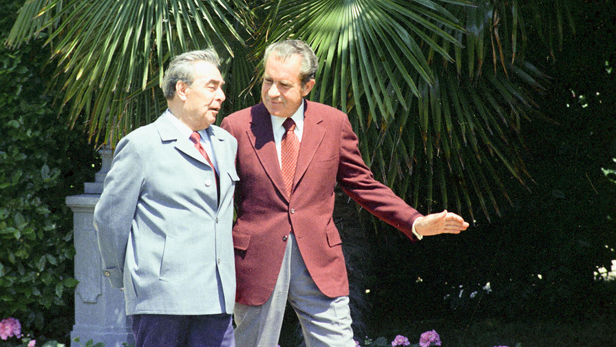 Генеральный секретарь Центрального комитета КПСС Леонид Ильич Брежнев и президент США Ричард Никсон на&nbsp;прогулке в&nbsp;Ореанде, 29 июня 1974 года