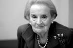 <b>Мадлен Олбрайт (15 мая 1937 — 23 марта 2022)</b> — американский дипломат и политический деятель, первая женщина в должности государственного секретаря США, постоянный представитель США при ООН