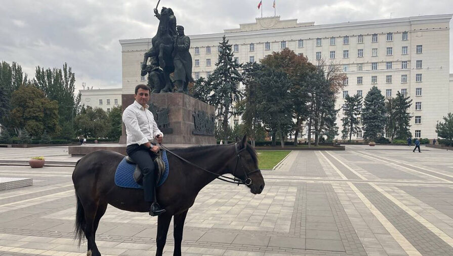 Ростовский депутат прискакал на работу на коне, поддержав акцию отказа от автомобилей
