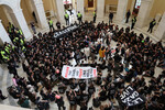 Пропалестинские протестующие в здании Капитолия США в Вашингтоне, 18 октября 2023 года