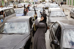 19 марта. Женщина, поддерживающая повстанцев, стреляет в воздух, реагируя на новость об отступлении войск Муаммара Каддафи из Бенгази.