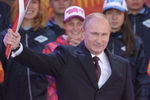 Символ Олимпиады в руках президента России