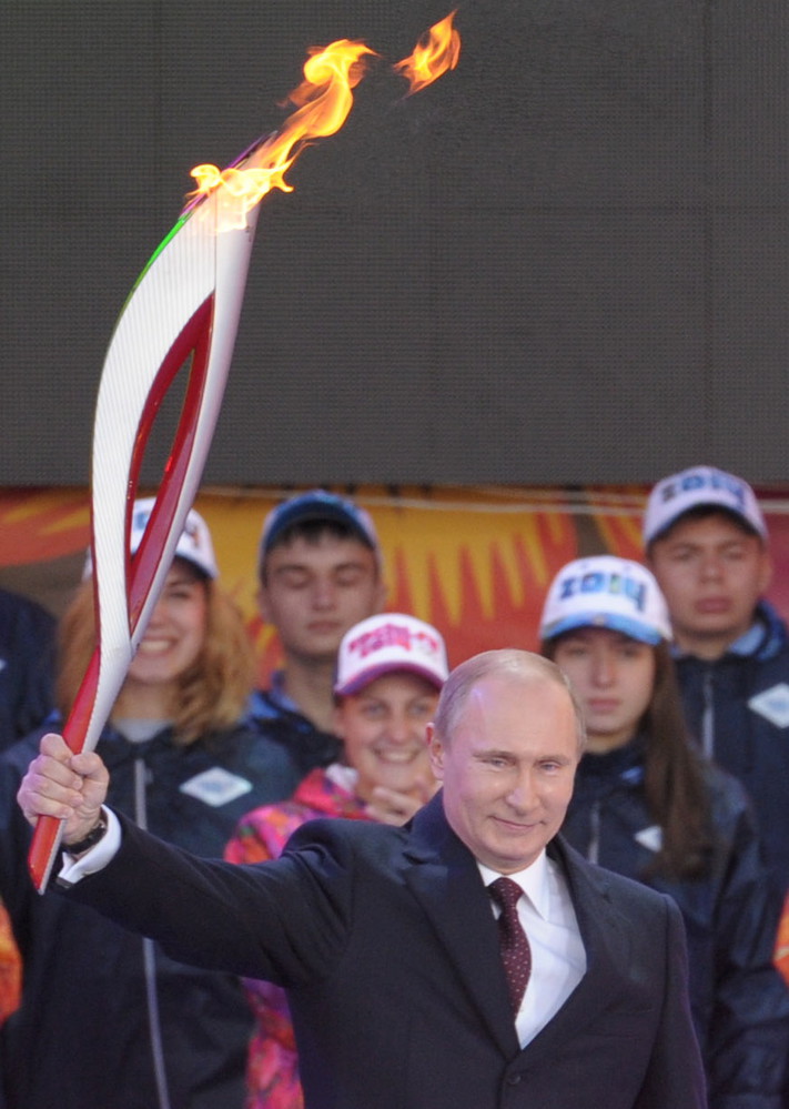 Символ Олимпиады в руках президента России