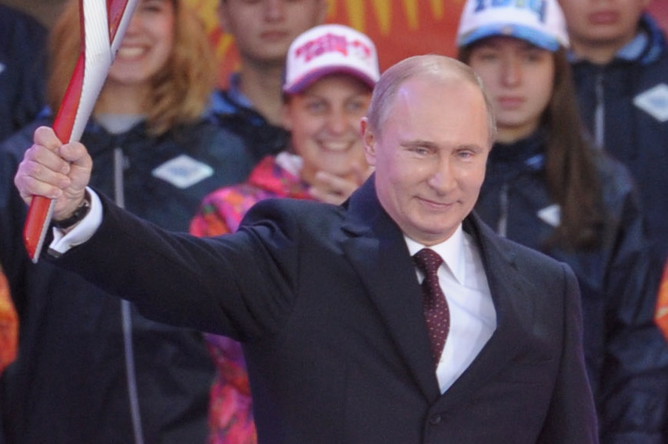 Символ Олимпиады в руках президента России
