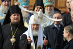 Патриарх Московский и всея Руси Кирилл во время проведения традиционного обряда отпускания голубей в день Благовещения Пресвятой Богородицы на крыльце Благовещенского собора Кремля. Апрель 2010 года