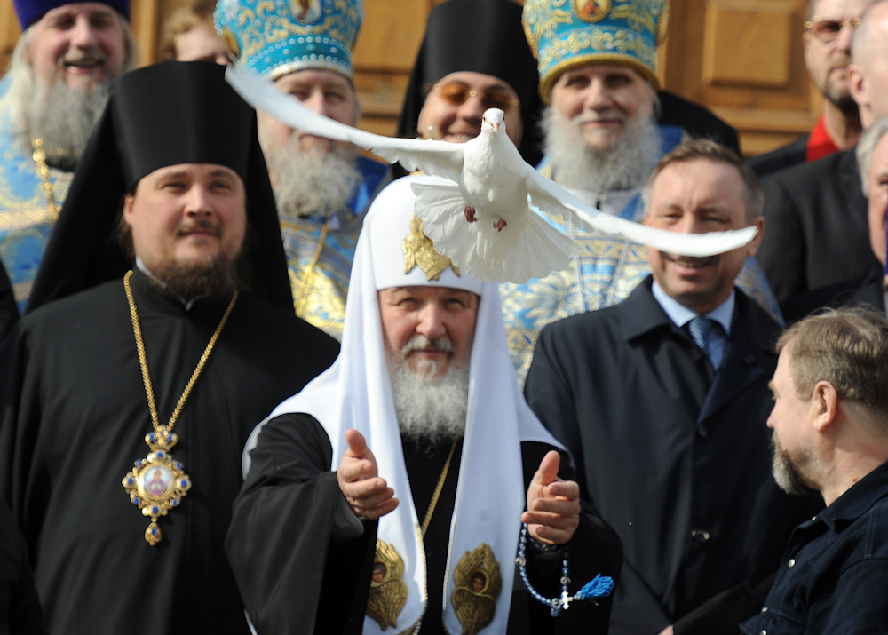 Патриарх Московский и всея Руси Кирилл во время проведения традиционного обряда отпускания голубей в день Благовещения Пресвятой Богородицы на крыльце Благовещенского собора Кремля. Апрель 2010 года