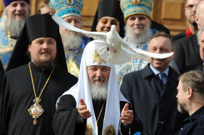 Патриарх Московский и всея Руси Кирилл во время проведения традиционного обряда отпускания голубей в день Благовещения Пресвятой Богородицы на крыльце Благовещенского собора Кремля. Апрель 2010 года
