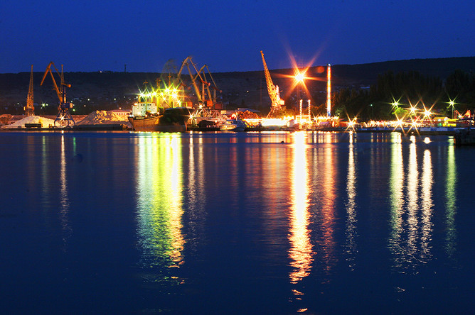 Вид на Феодосийский порт ночью
