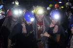 Спасатели выводят из шахты пострадавшего в результате взрыва шахтера