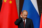 Владимир Путин во время церемонии официальной встречи с председателем КНР в государственной резиденции «Сицзяо»