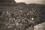 Пленные немецкие заключенные лежат в поле на Лонго, Западный фронт. 1916 год