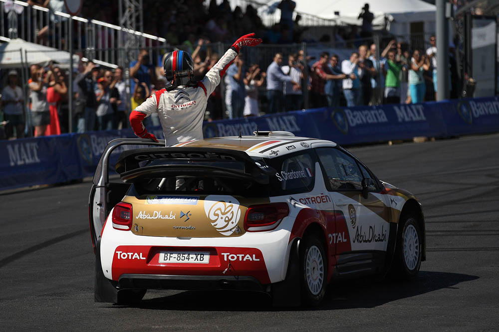 Во время показательных заездов участников Moscow City Racing