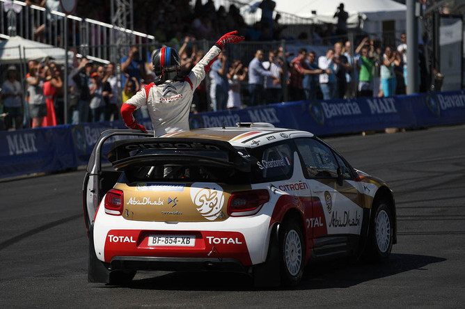 Во время показательных заездов участников Moscow City Racing