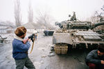 Жители Чечни около подбитых российских танков на одной из улиц Грозного, 1 января 1995 года