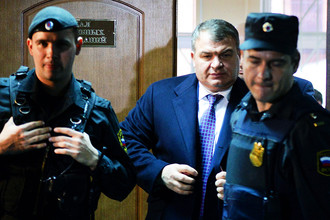 Бывший министр обороны Анатолий Сердюков (в центре) в Пресненском суде