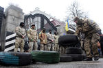 Бойцы 24-го отдельного штурмового батальона вооруженных сил Украины «Айдар» во время пикета у здания минобороны Украины 