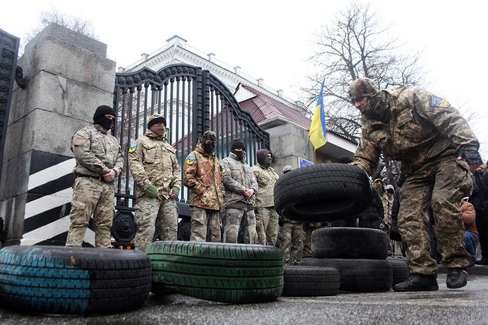 Бойцы 24-го отдельного штурмового батальона вооруженных сил Украины &laquo;Айдар&raquo; во время пикета у&nbsp;здания минобороны Украины 