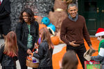 Барак и Мишель Обама во время празднования Хеллоуина для детей во дворе Белого дома