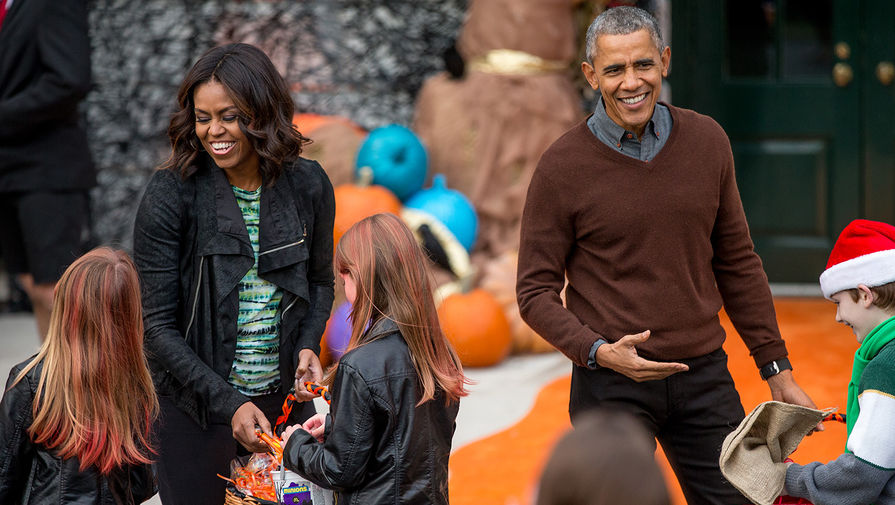 Барак и Мишель Обама во время празднования Хеллоуина для&nbsp;детей во дворе Белого дома