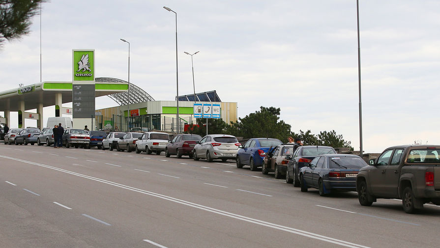 Очередь автомобилей к одному из автозаправочных комплексов на трассе в районе Симеиза в Крыму