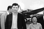 Эдит Пиаф и художник Дуглас Дэвид в аэропорту Орли, 1959 год