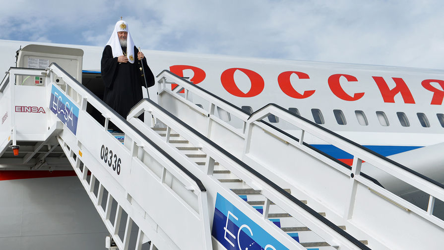Патриарх Московский и всея Руси Кирилл выходит из&nbsp;самолета в&nbsp;аэропорту города Гаваны