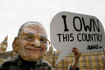 Протестующий в маске Руперта Мердока в центре Лондона, 2011 год