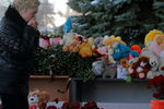 Люди возлагают цветы к мемориалу в память о погибших в катастрофе Boeing-737-800 в аэропорту Ростова-на-Дону