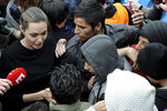 Анджелина Джоли во время встречи с нелегальными мигрантами в Греции (март 2016 года)