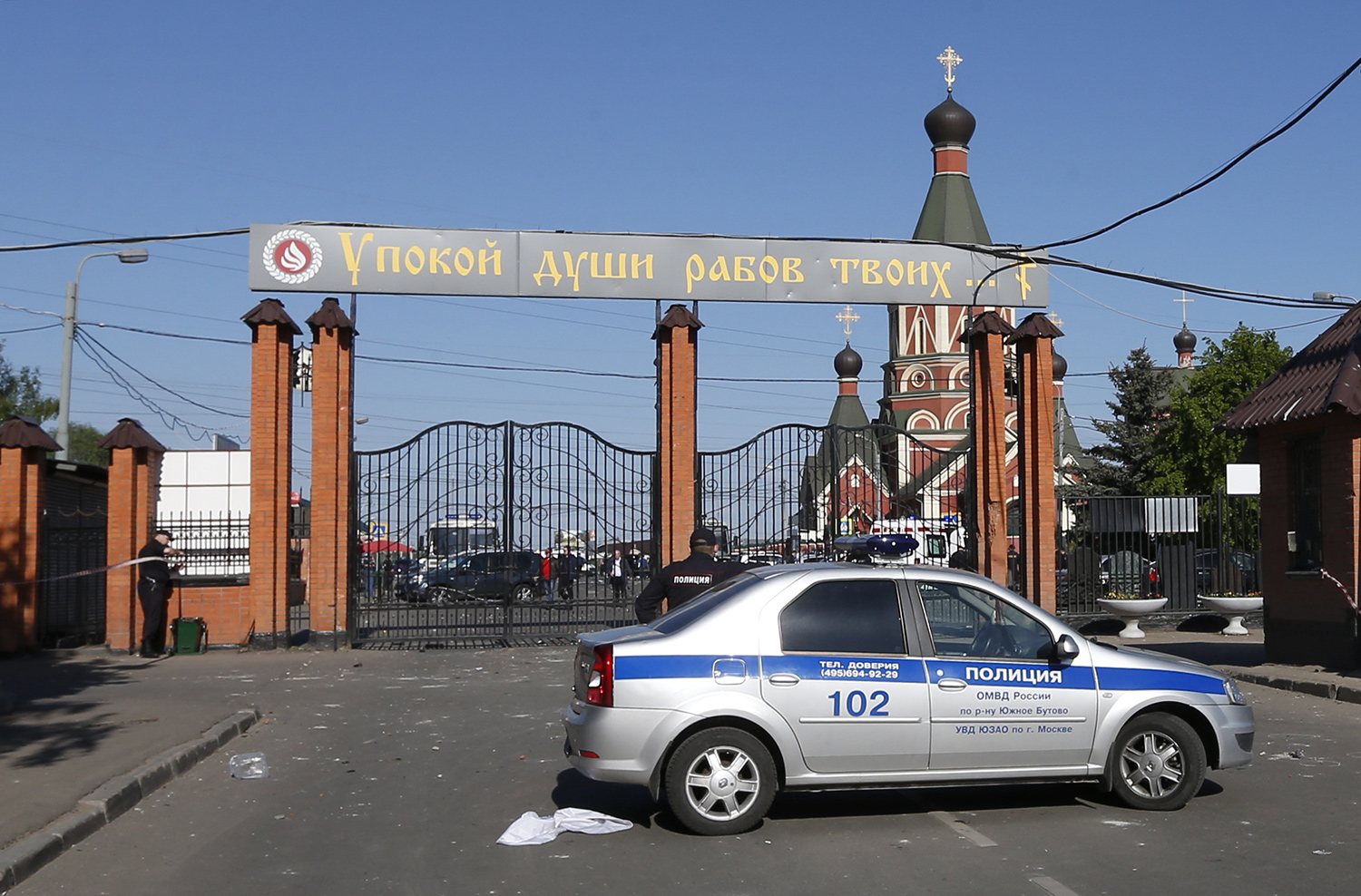 Полиция у входа на Хованское кладбище, где в результате массовой драки со стрельбой погибли люди