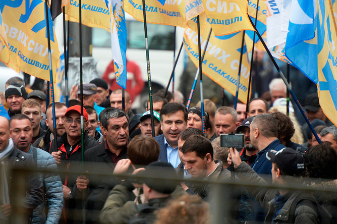 Михаил Саакашвили (в центре) на акции в поддержку политической реформы в Киеве, 17 октября 2017 года