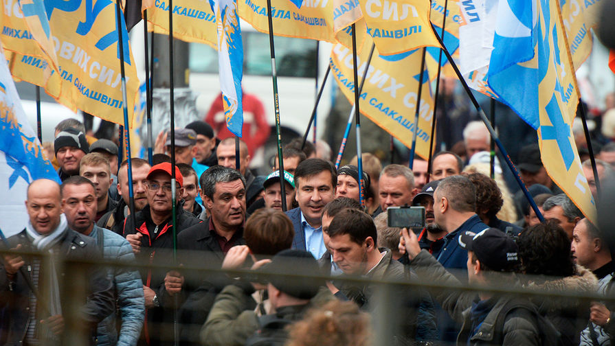 Михаил Саакашвили (в центре) на&nbsp;акции в&nbsp;поддержку политической реформы в&nbsp;Киеве, 17 октября 2017 года