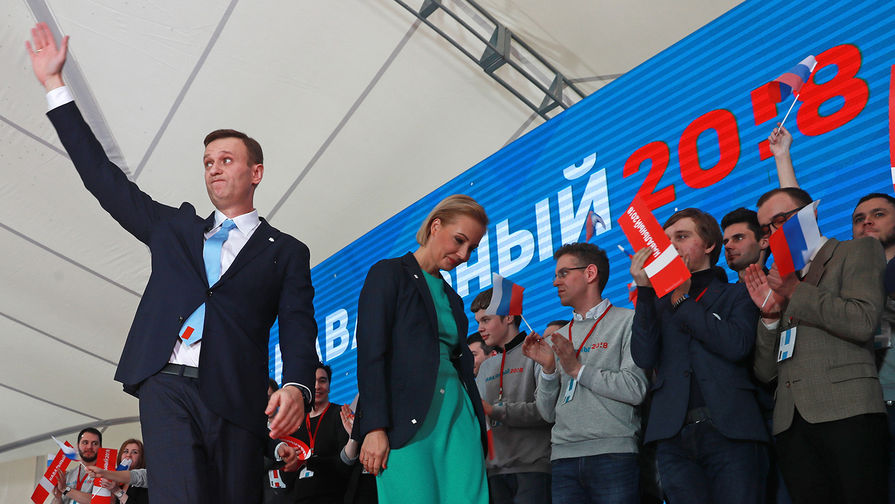 Алексей Навальный с супругой Юлией во время встречи в Серебряном бору с инициативной группой по выдвижению его в кандидаты на предстоящих в 2018 году президентских выборах, 24 декабря 2017 года