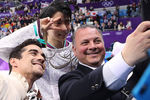 Золотой медалист Юдзуру Ханю и бронзовый призер Олимпийских игр 2018 года Хавьер Фернандес с одним из своих тренеров
