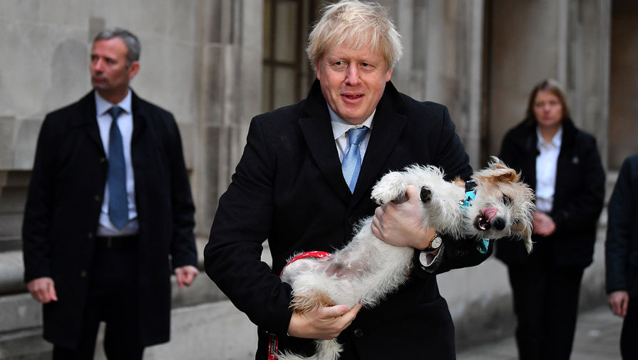 Премьер-министр Великобритании Борис Джонсон со своей собакой Диланом около избирательного участка, 12 декабря 2019 года