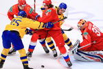 Во время матча 1/2 финала молодежного чемпионата мира по хоккею U20 между сборными командами Швеции и России в чешской Остраве, 4 января 2020 года